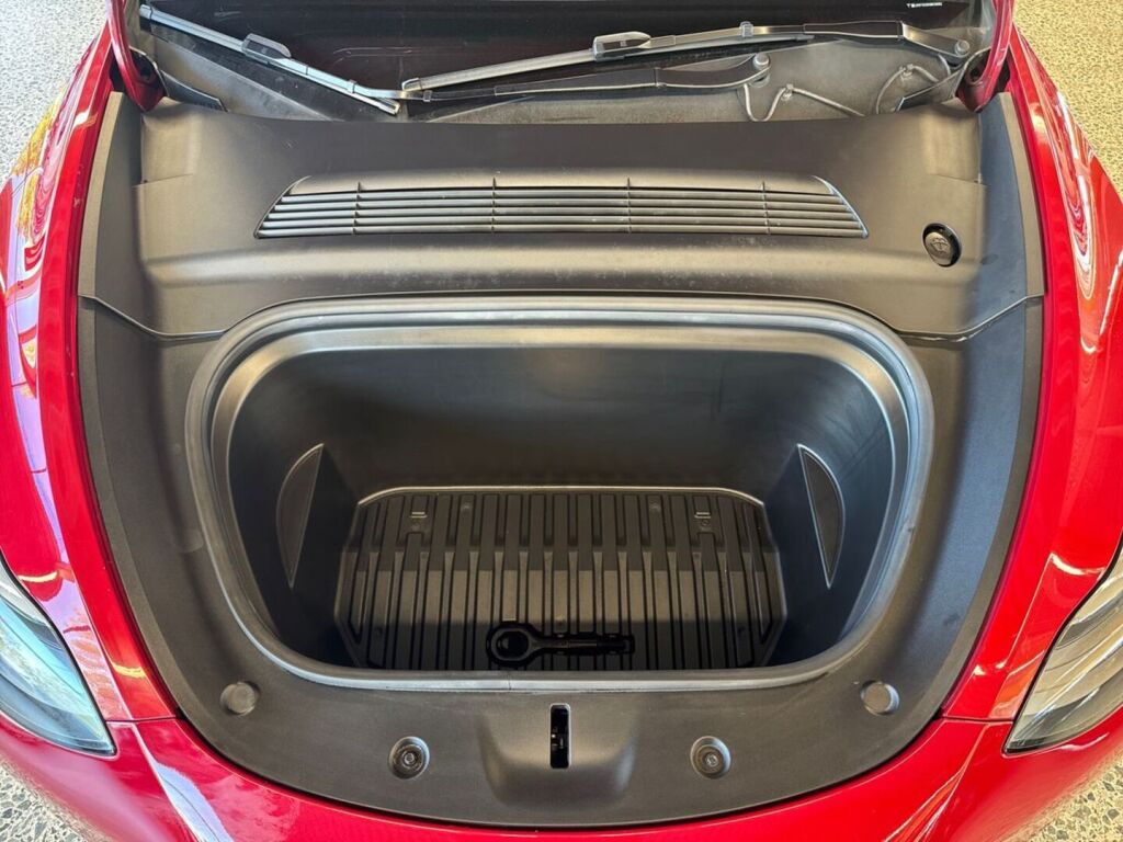 Tesla Model Y 2021 Punainen