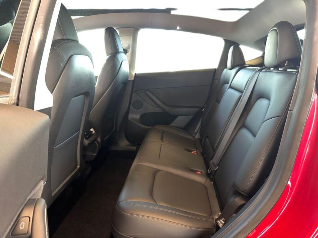 Tesla Model Y 2021 Punainen