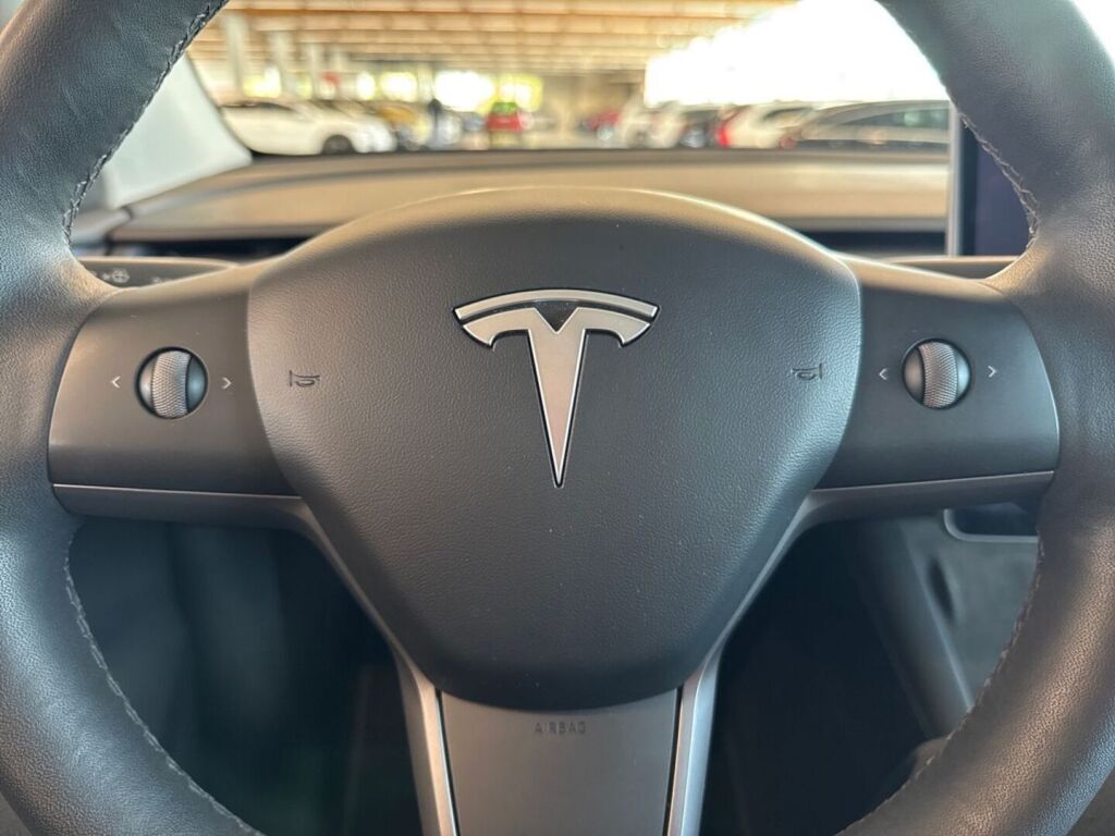 Tesla Model Y 2021 Punainen