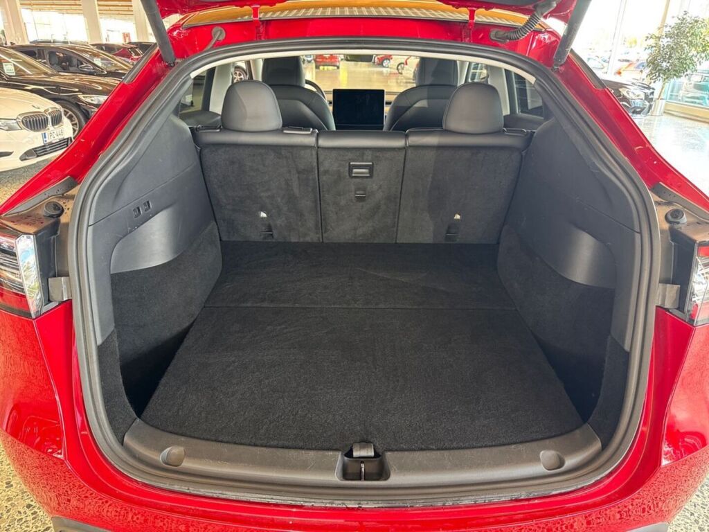 Tesla Model Y 2021 Punainen