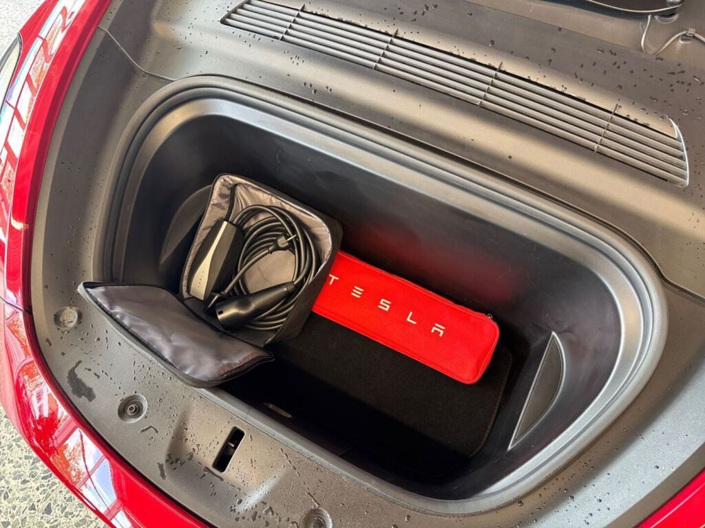 Tesla Model Y 2021 Punainen