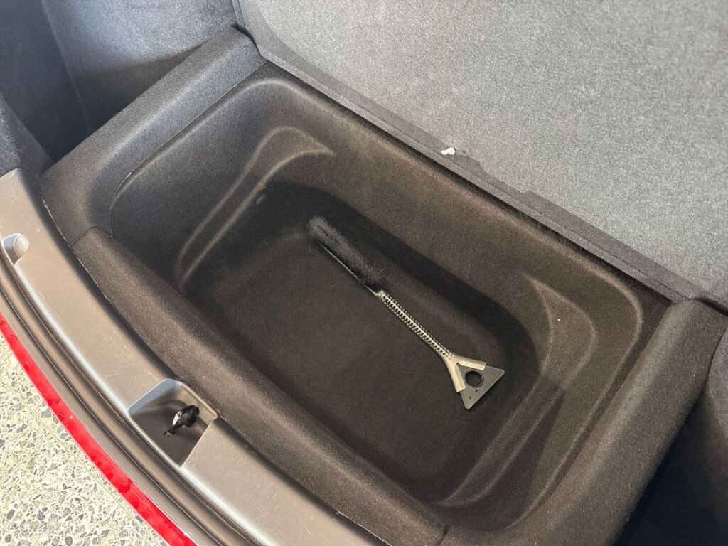 Tesla Model Y 2021 Punainen