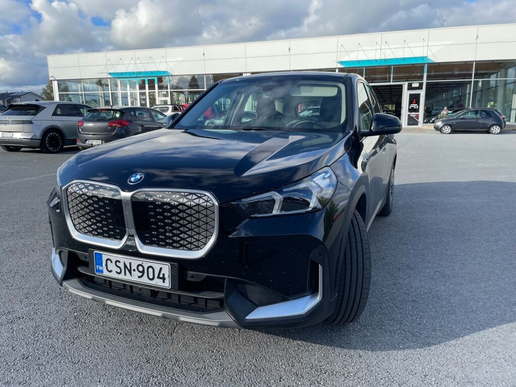 BMW iX1 2024 Musta
