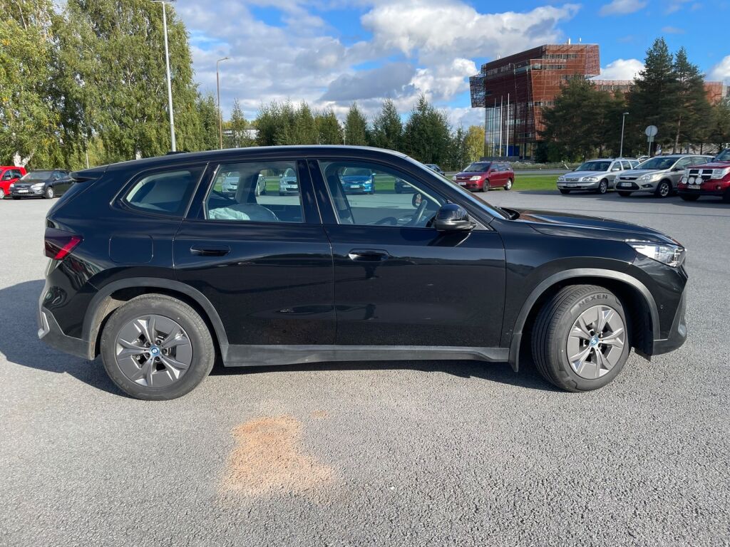 BMW iX1 2024 Musta