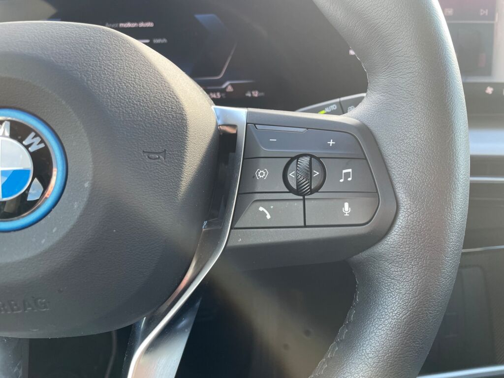 BMW iX1 2024 Musta