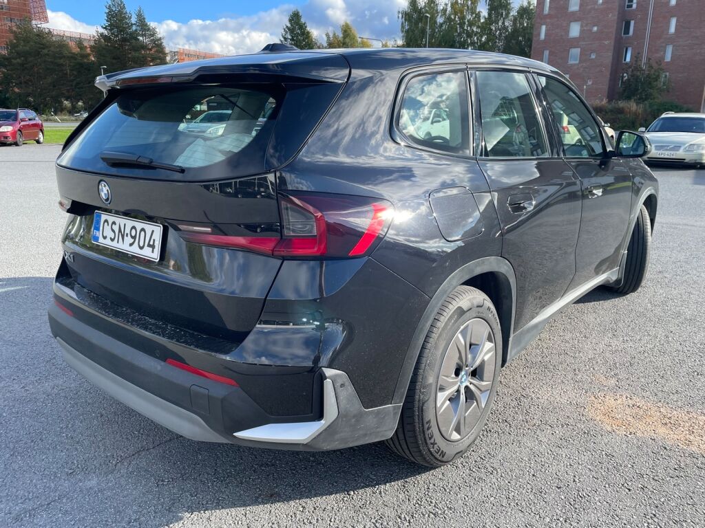 BMW iX1 2024 Musta