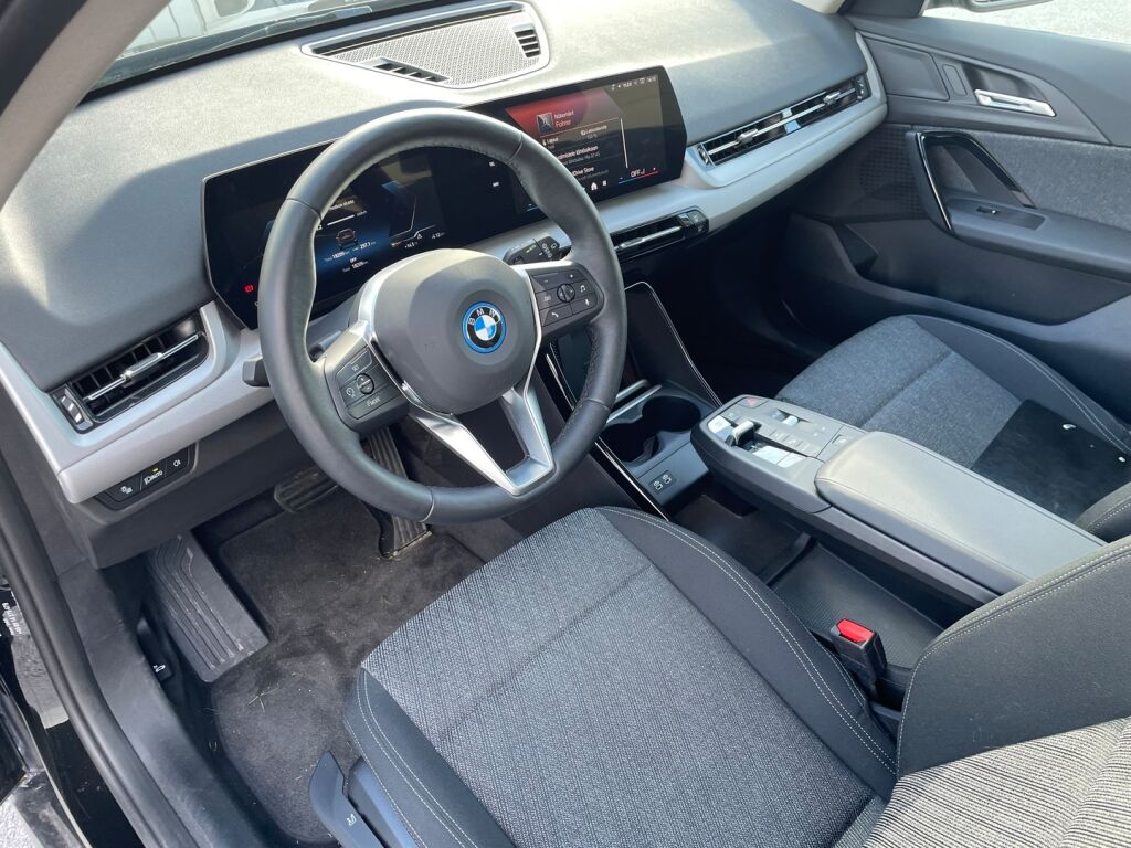 BMW iX1 2024 Musta