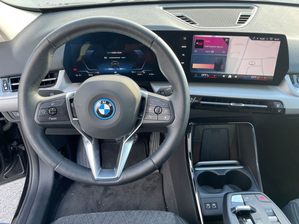 BMW iX1 2024 Musta