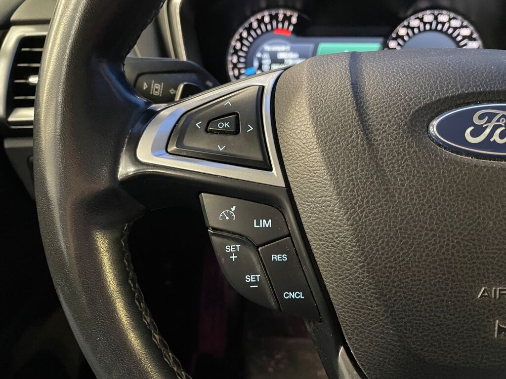 Ford Mondeo 2015 Punainen