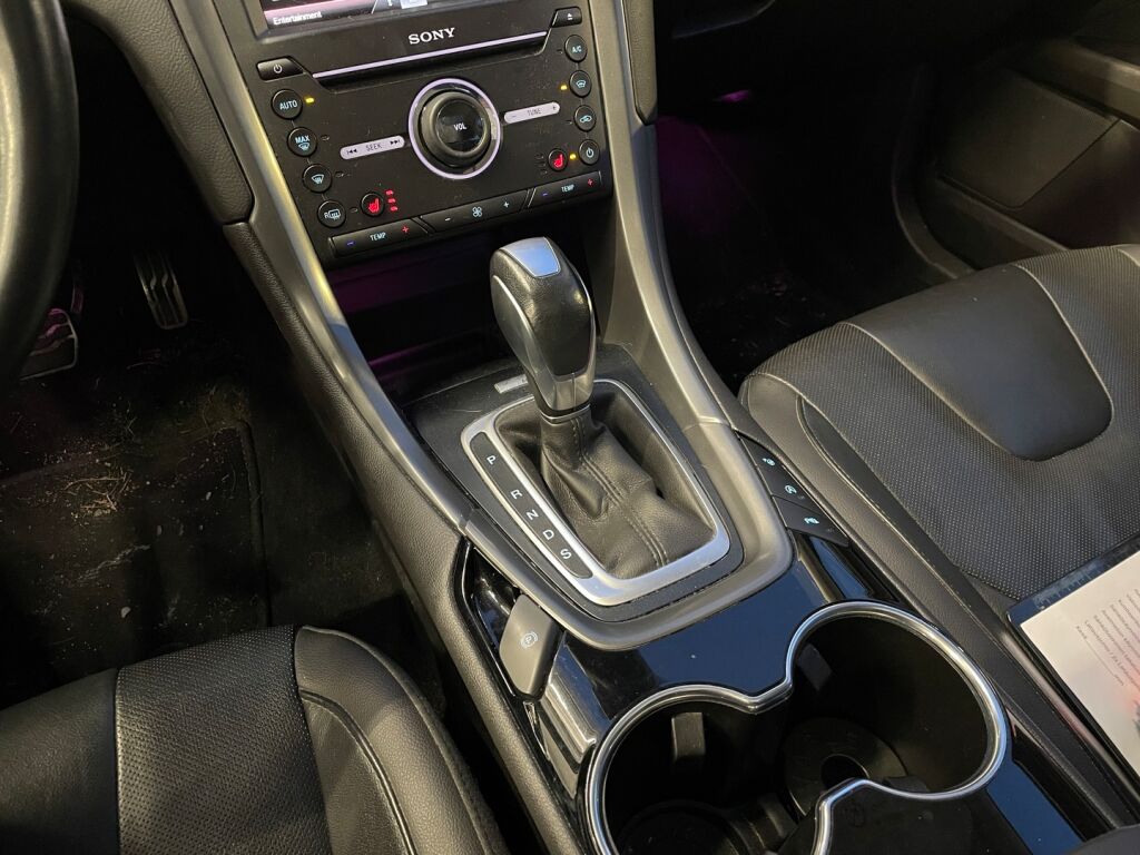 Ford Mondeo 2015 Punainen