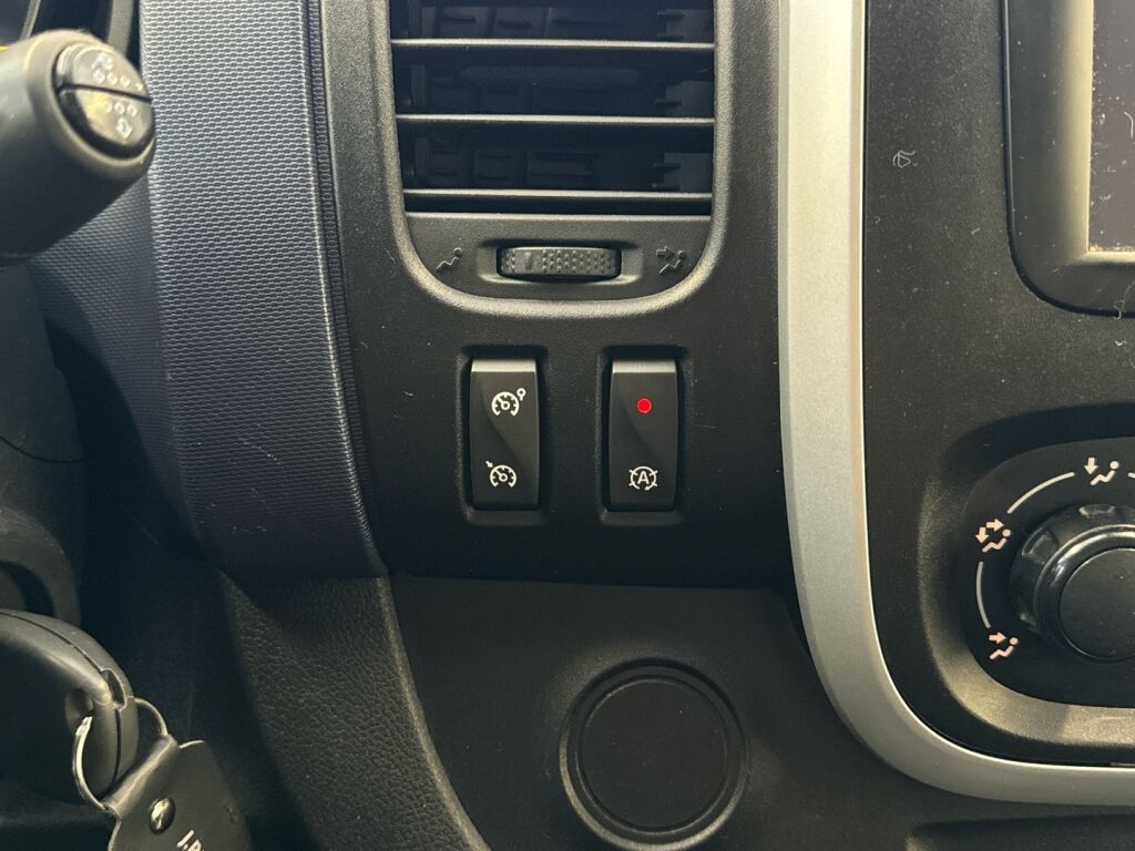 Opel Vivaro 2015 Valkoinen