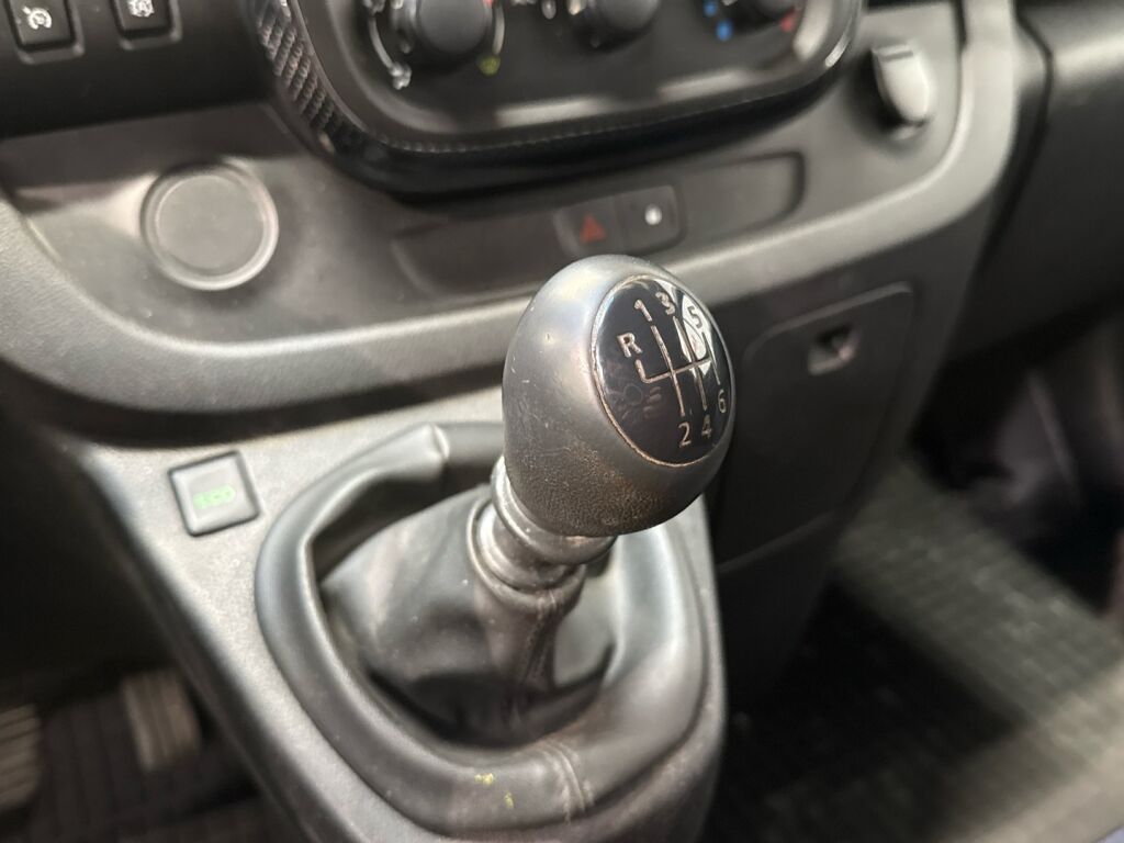 Opel Vivaro 2015 Valkoinen