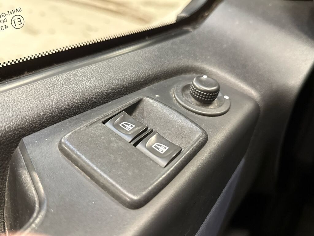 Opel Vivaro 2015 Valkoinen