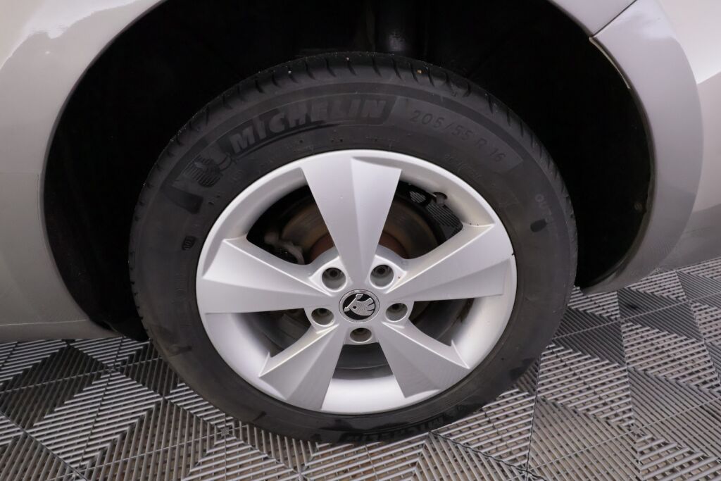 Skoda Octavia 2015 Ruskea (beige)