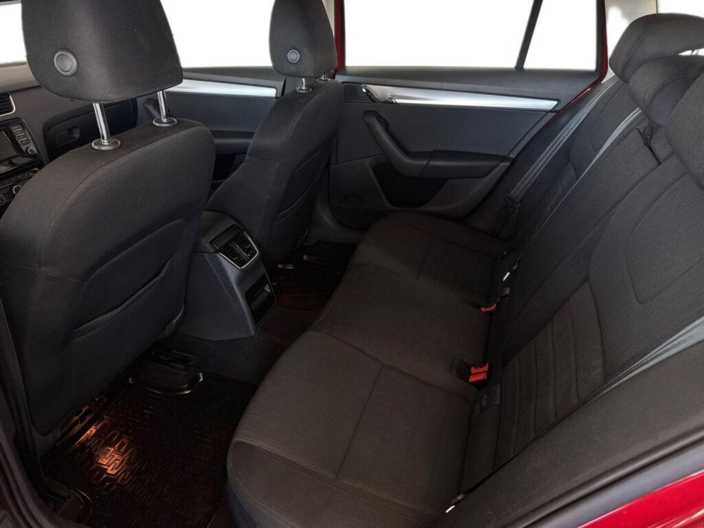 Skoda Octavia 2015 Punainen