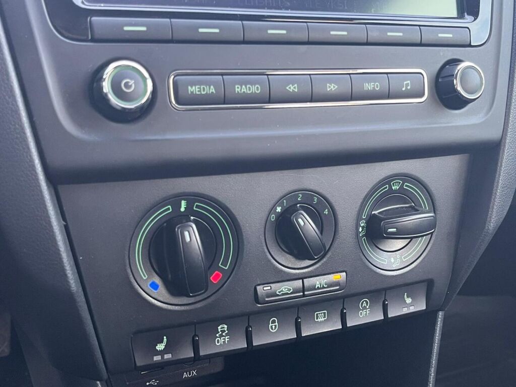 Skoda Rapid 2015 Ruskea (beige)