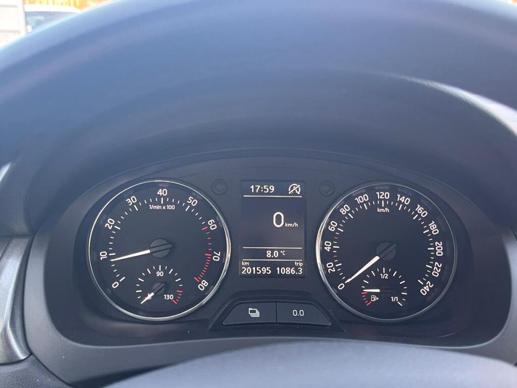 Skoda Rapid 2015 Ruskea (beige)