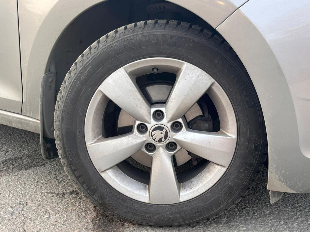 Skoda Rapid 2015 Ruskea (beige)