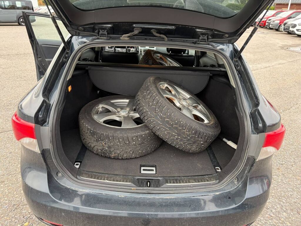 Toyota Avensis 2015 Harmaa