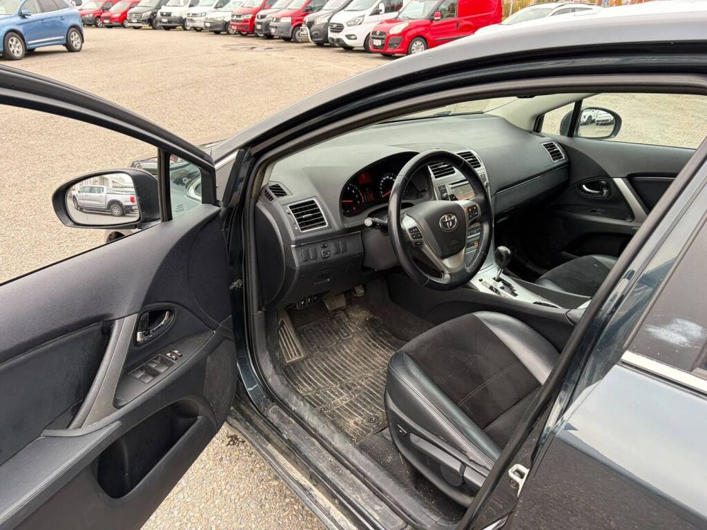 Toyota Avensis 2015 Harmaa