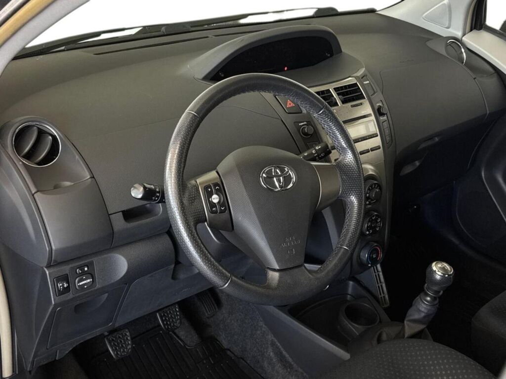 Toyota Yaris 2010 Harmaa