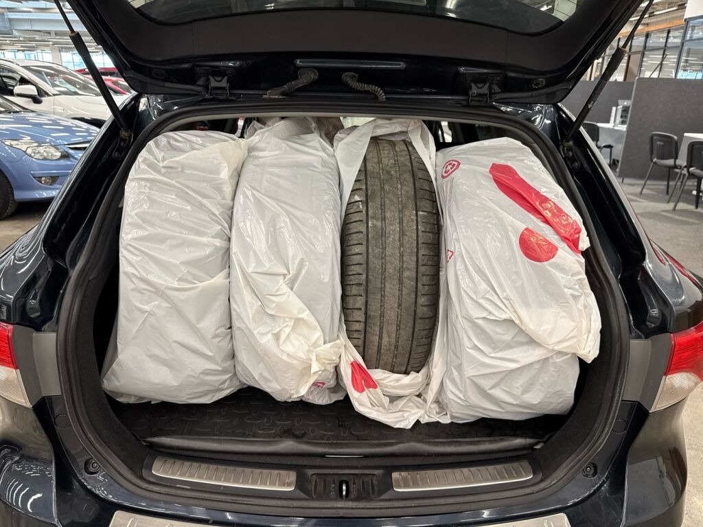 Toyota Avensis 2015 Harmaa