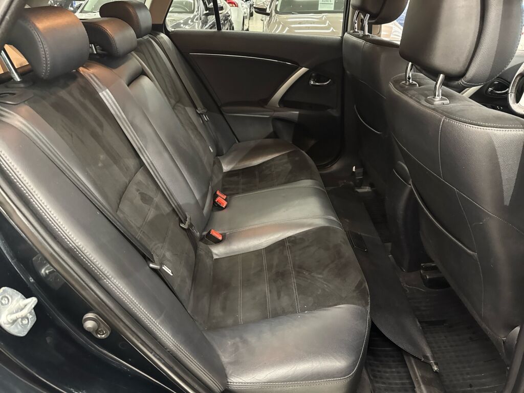 Toyota Avensis 2015 Harmaa