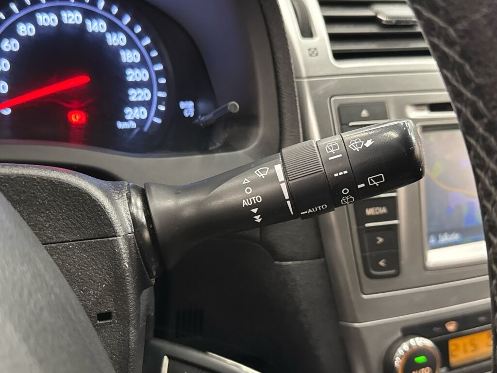 Toyota Avensis 2015 Harmaa