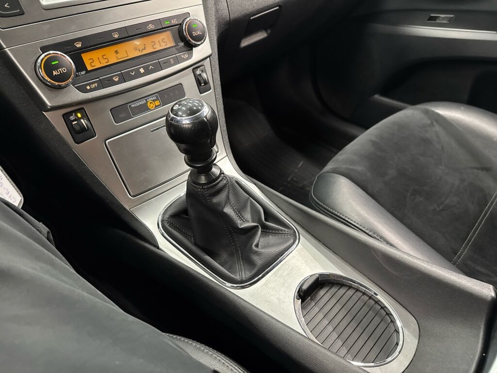 Toyota Avensis 2015 Harmaa