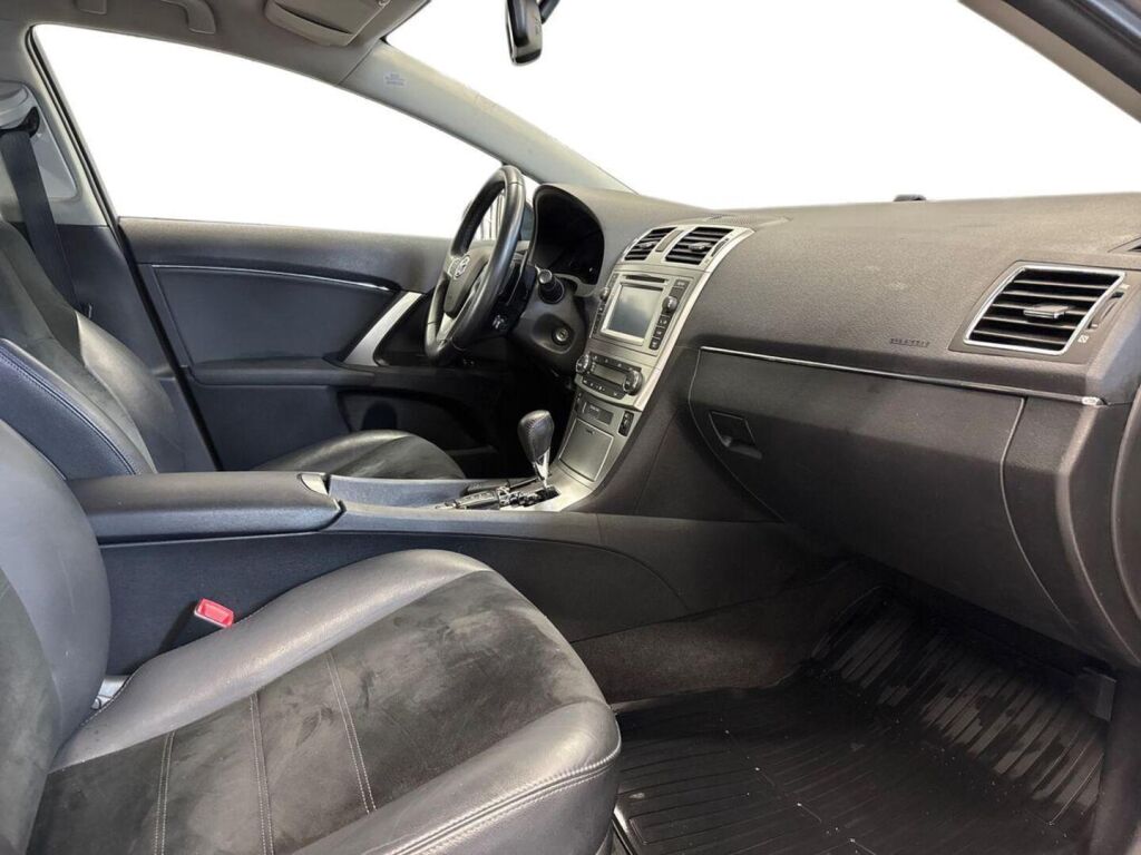 Toyota Avensis 2015 Ruskea (beige)