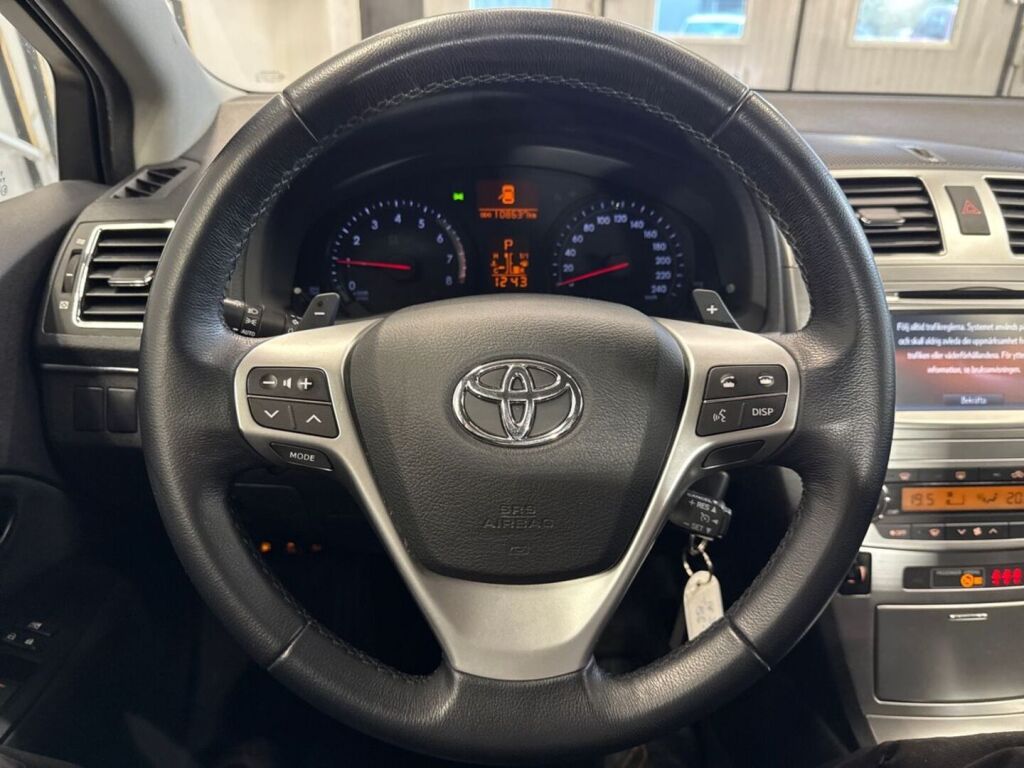Toyota Avensis 2015 Ruskea (beige)