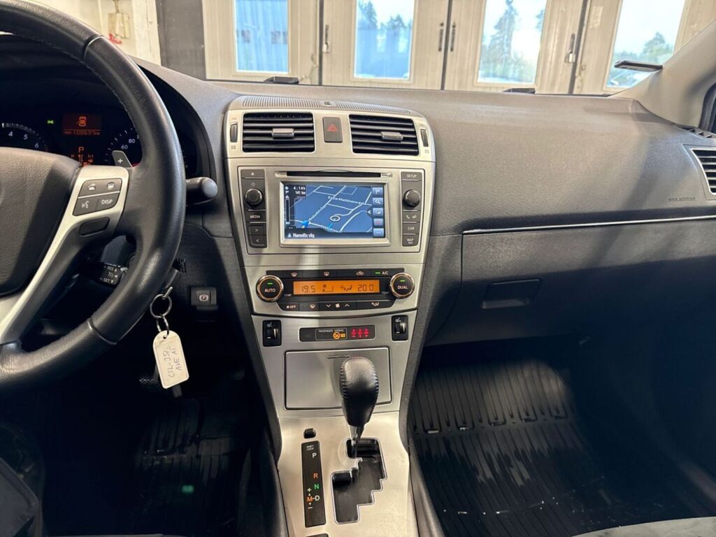 Toyota Avensis 2015 Ruskea (beige)