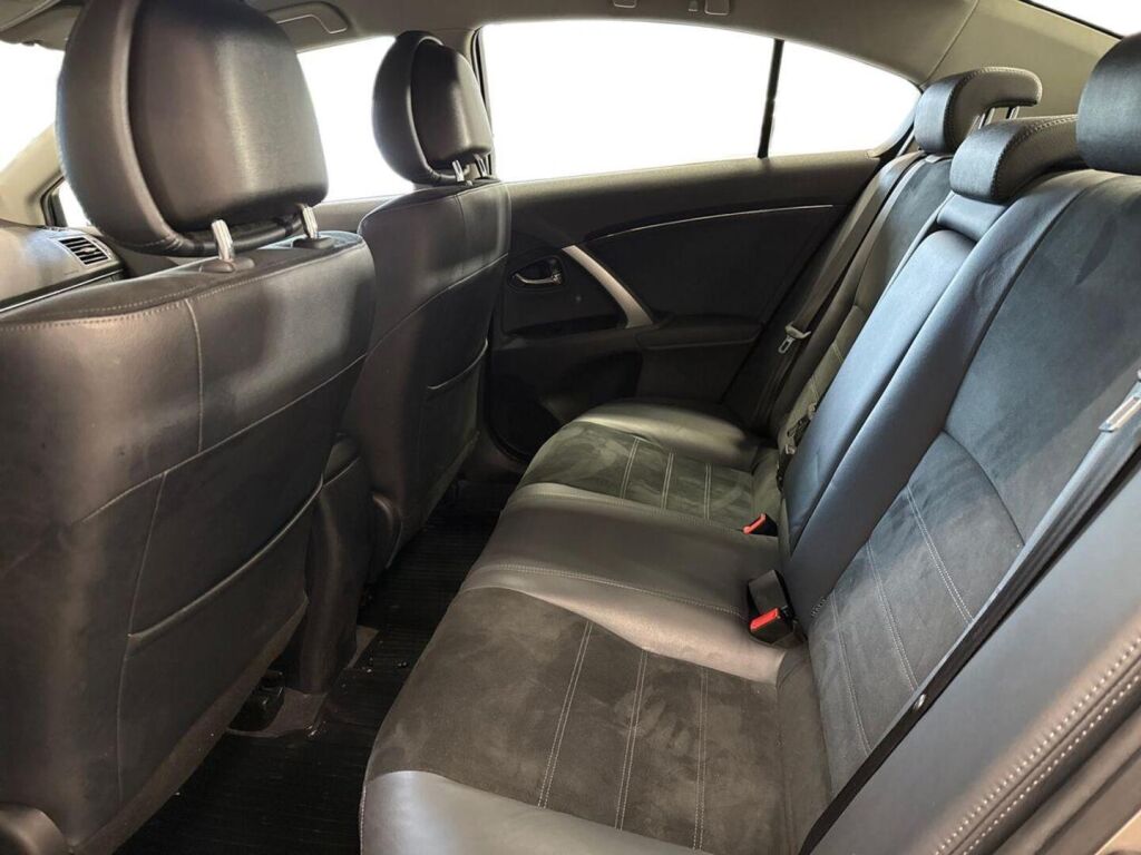 Toyota Avensis 2015 Ruskea (beige)