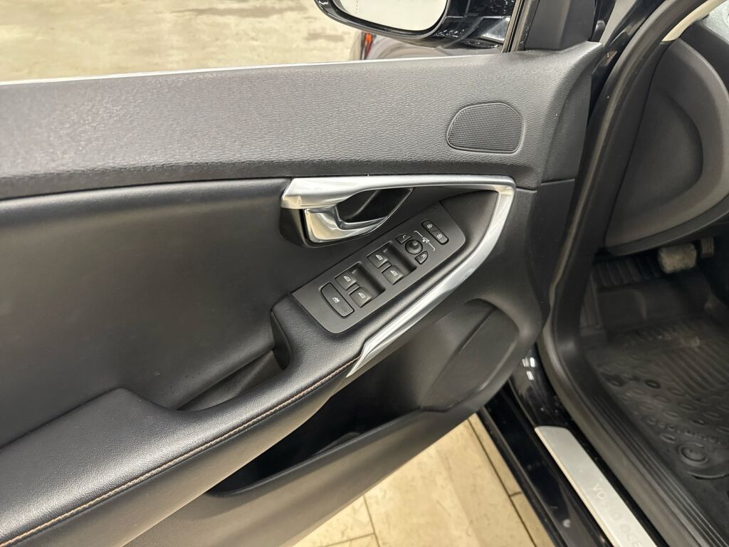 Volvo V40 2015 Musta