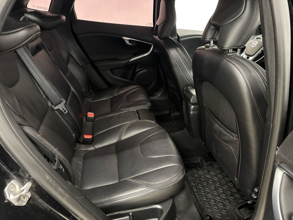 Volvo V40 2015 Musta