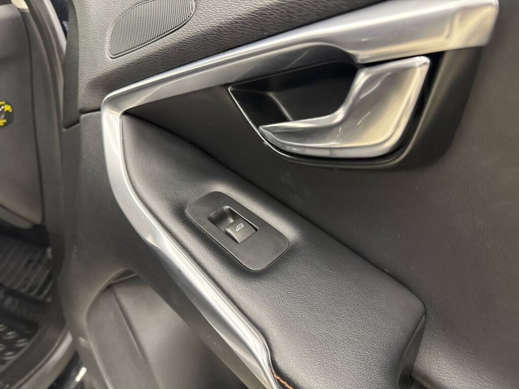 Volvo V40 2015 Musta