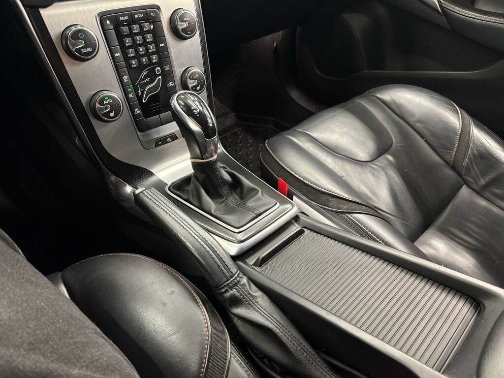 Volvo V40 2015 Musta