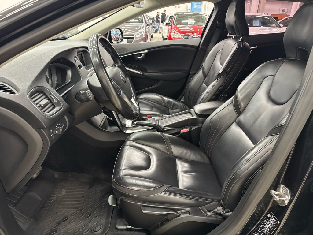 Volvo V40 2015 Musta