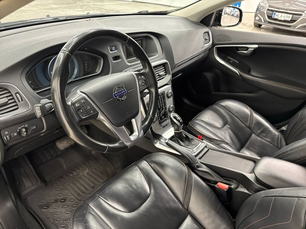 Volvo V40 2015 Musta