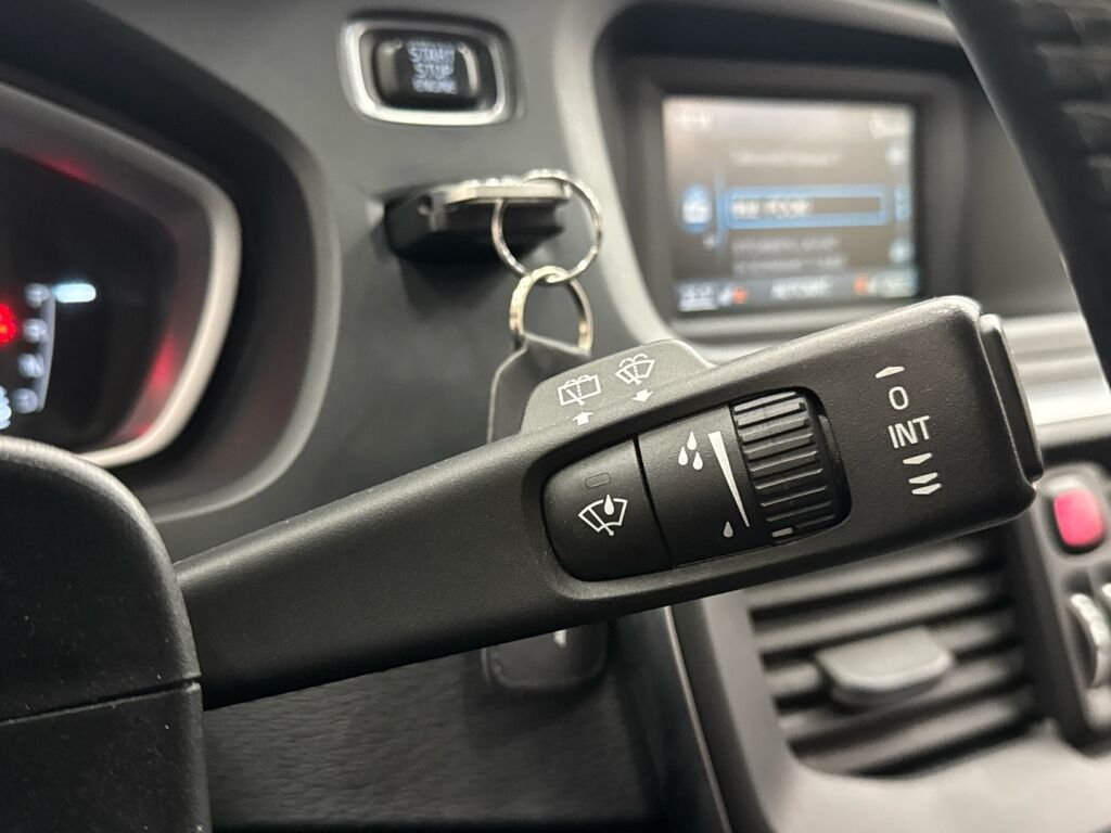 Volvo V40 2015 Musta