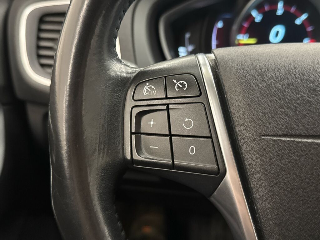 Volvo V40 2015 Musta