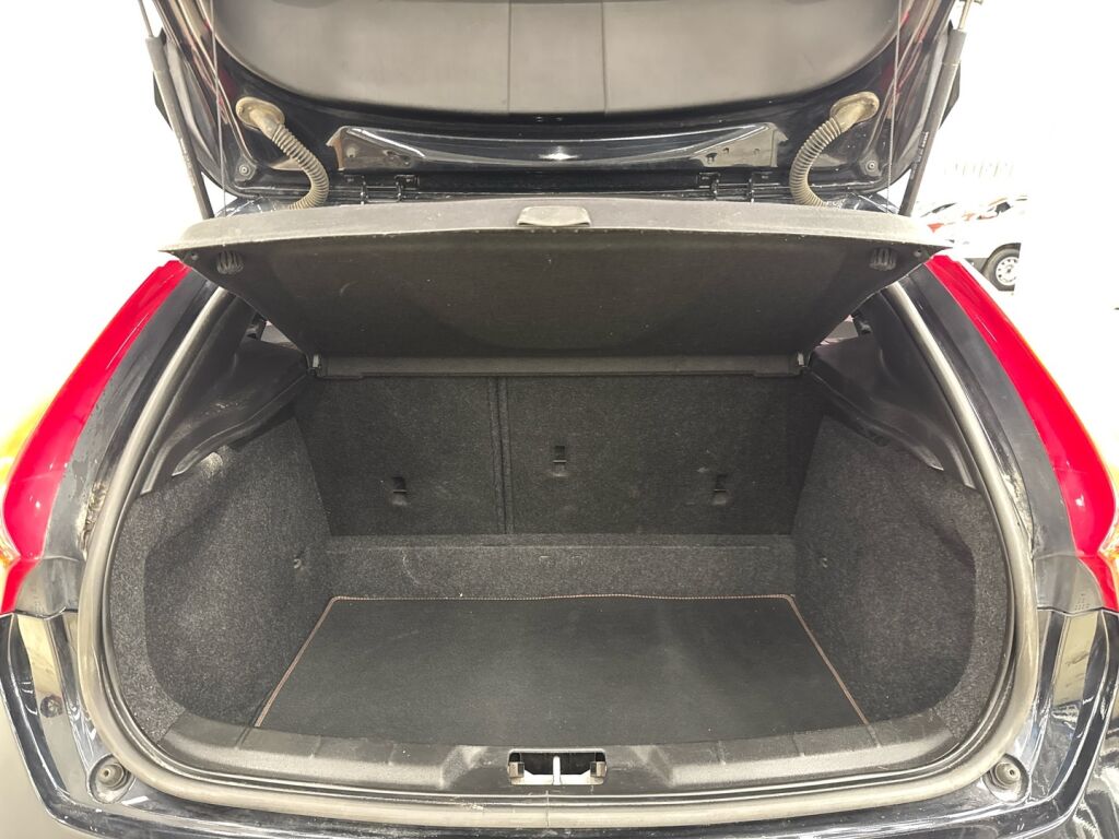 Volvo V40 2015 Musta