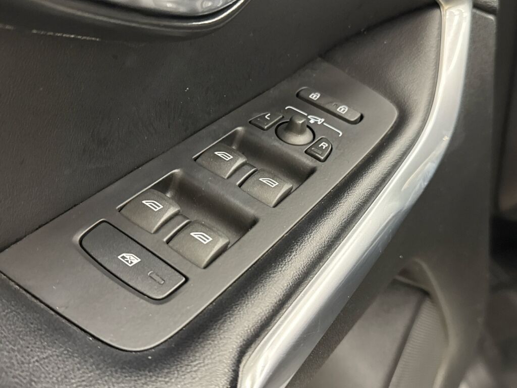 Volvo V40 2015 Musta