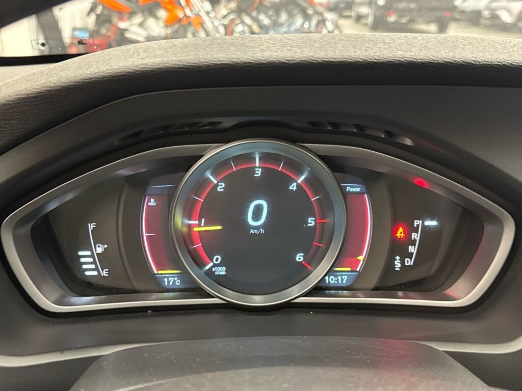 Volvo V40 2015 Musta