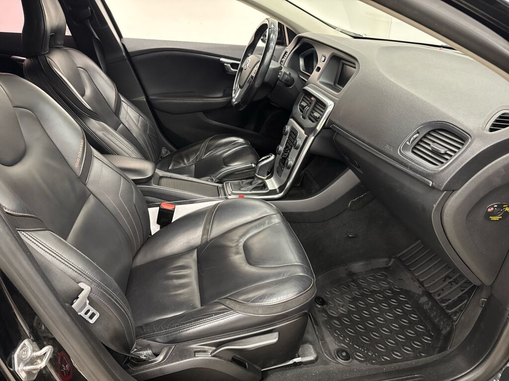 Volvo V40 2015 Musta