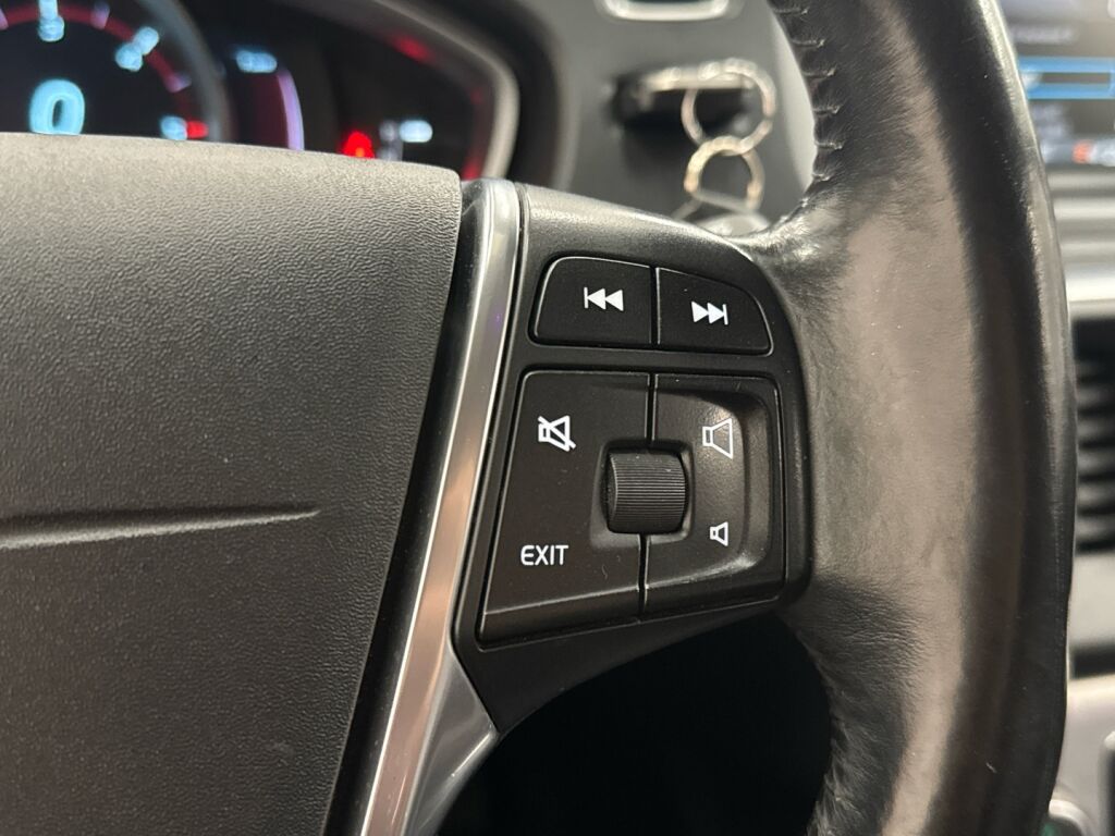 Volvo V40 2015 Musta