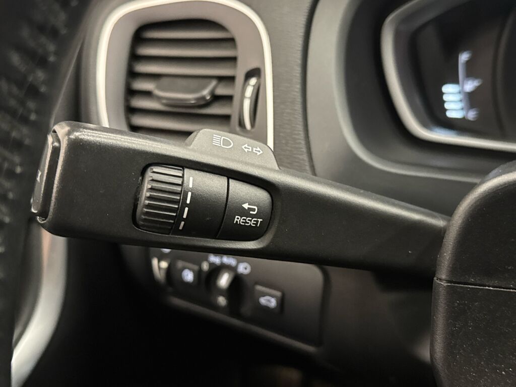 Volvo V40 2015 Musta