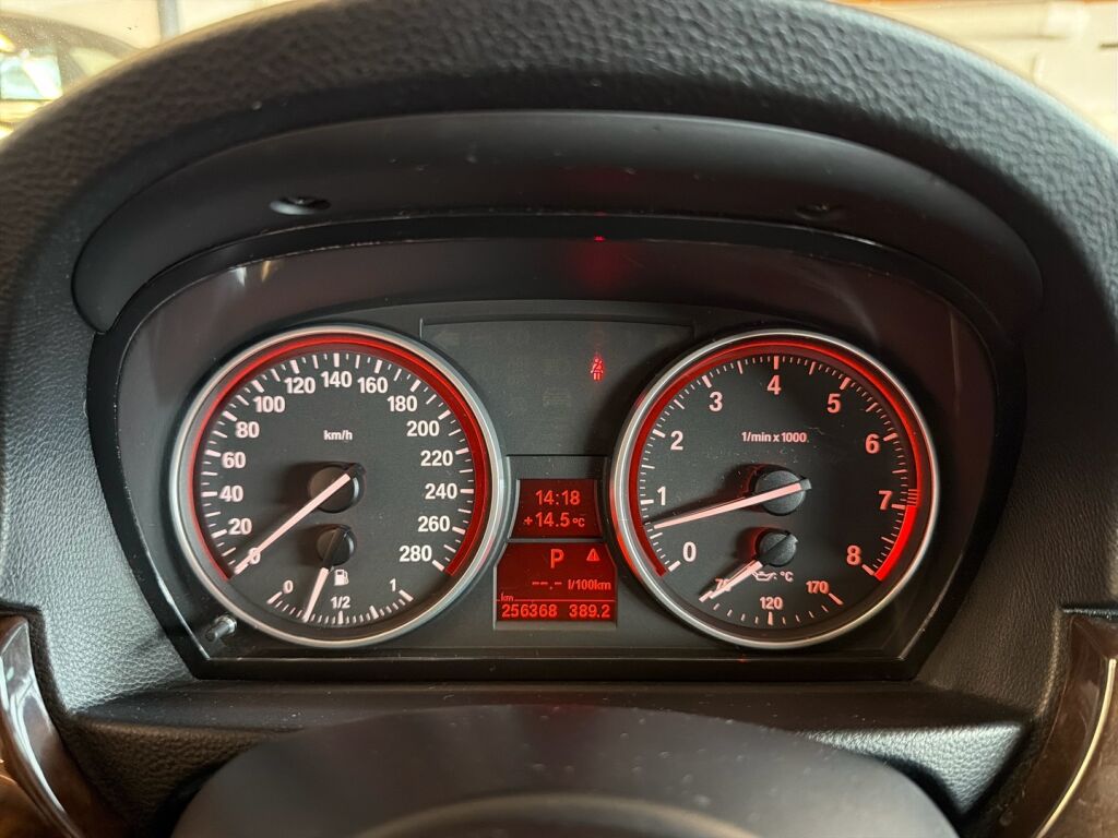 BMW 325 2007 Punainen