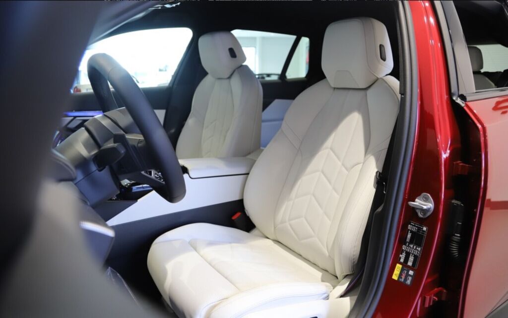 BMW i5 2025 Punainen (Dragon Fire Red)