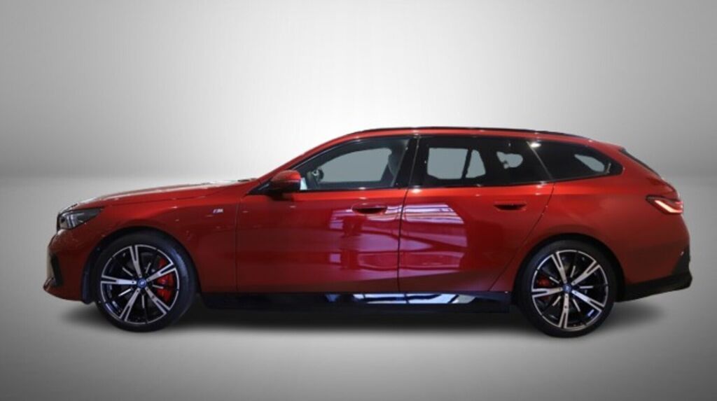 BMW i5 2025 Punainen (Dragon Fire Red)
